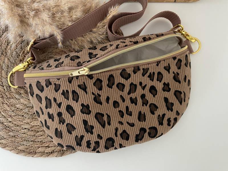 Rundliche Bauchtasche Hipbag Crossbag Gürteltasche Cord Leo Braun Gold Rundliche Bauchtasche Hipbag Crossbag Gürteltasche Cord Leo Braun Gold von elbtueddel