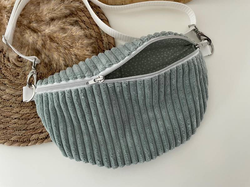 Rundliche Bauchtasche Hipbag Crossbag Gürteltasche Cord Mint Punkte Silber von elbtueddel