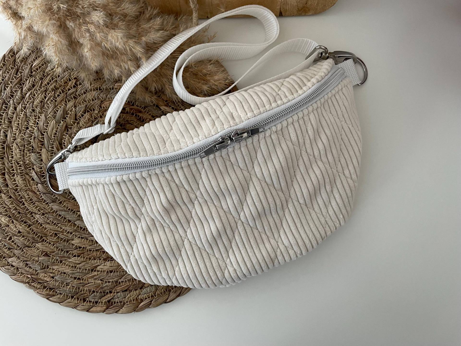 Rundliche Bauchtasche Hipbag Crossbag Gürteltasche Gesteppter Cord Ecru Blumen Silber von elbtueddel