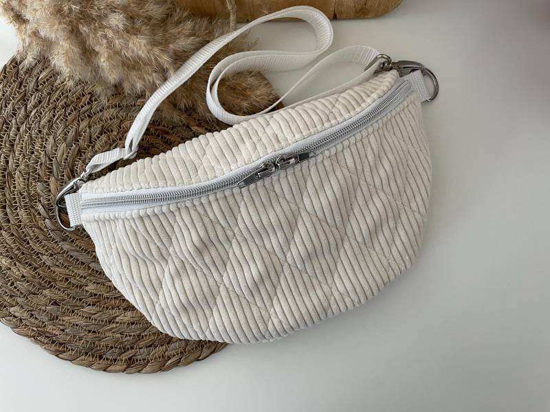 Rundliche Bauchtasche Hipbag Crossbag Gürteltasche Gesteppter Cord Ecru Blumen Silber von elbtueddel