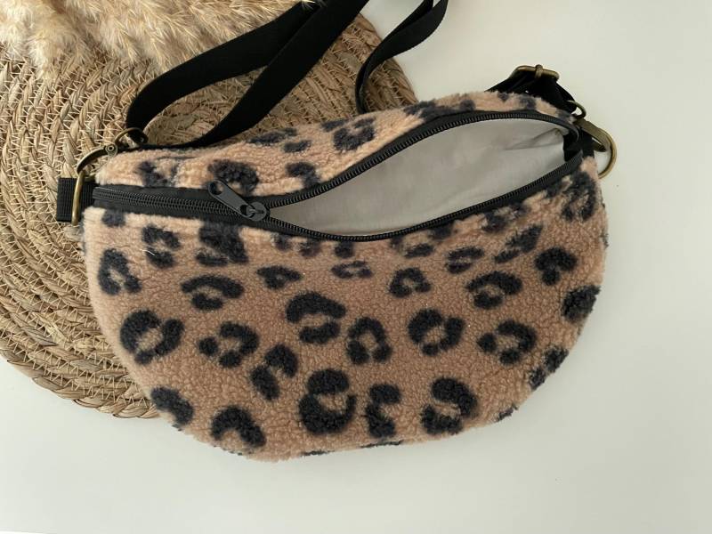 Rundliche Bauchtasche Hipbag Crossbag Gürteltasche Teddy Leo Messing von elbtueddel