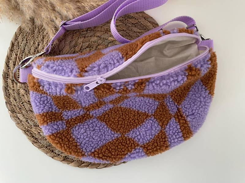 Rundliche Bauchtasche Hipbag Crossbag Gürteltasche Teddyfell Braun Flieder von elbtueddel