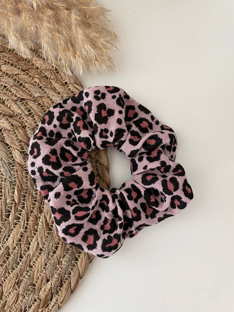 Scrunchie Haarband Zopfgummi Accessoires Musselin Leo Rosa Scrunchies von elbtueddel