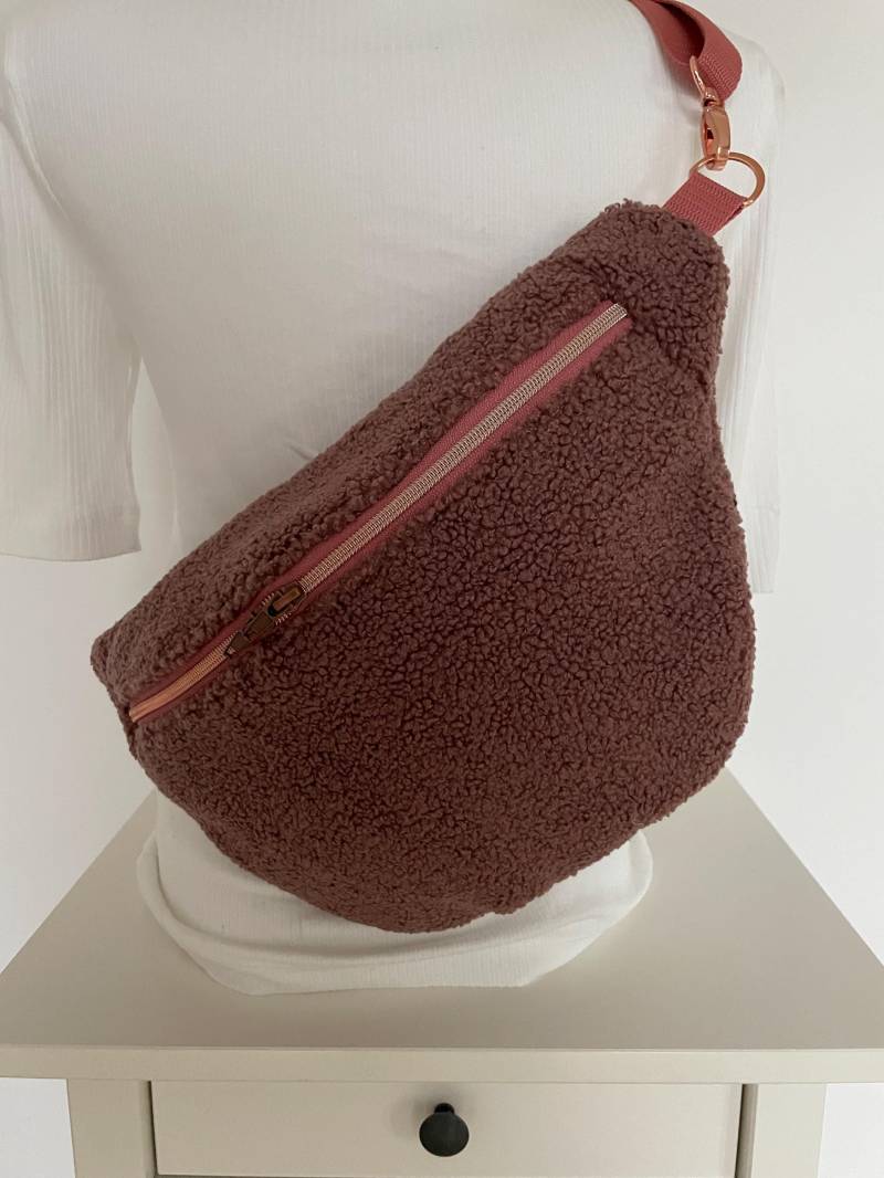 xl Bauchtasche Hipbag Crossbag Gürteltasche Boucle Weinrot Leo Rosegold von elbtueddel