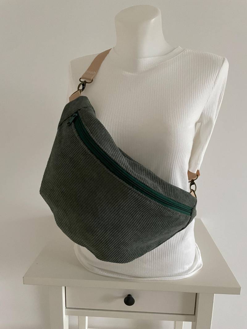 xl Bauchtasche Hipbag Crossbag Gürteltasche Cord Grün Blumen Messing von elbtueddel