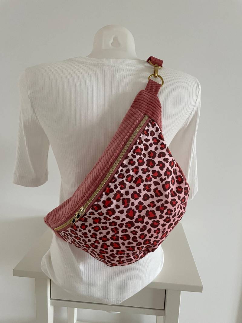 xl Bauchtasche Hipbag Crossbag Gürteltasche Cord Rosa/Leo von elbtueddel