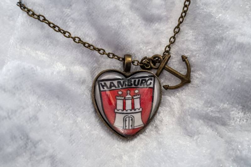 Vintage Bronze Halskette Mit Foto „Maritimes Hamburg - Wappen I" Herzform # Schmuck Und Fotografie Von Elbvue Vintage Bronze Halskette Mit Foto „Maritimes Hamburg - Wappen I" Herzform # Schmuck Und Fotografie Von Elbvue von elbvue