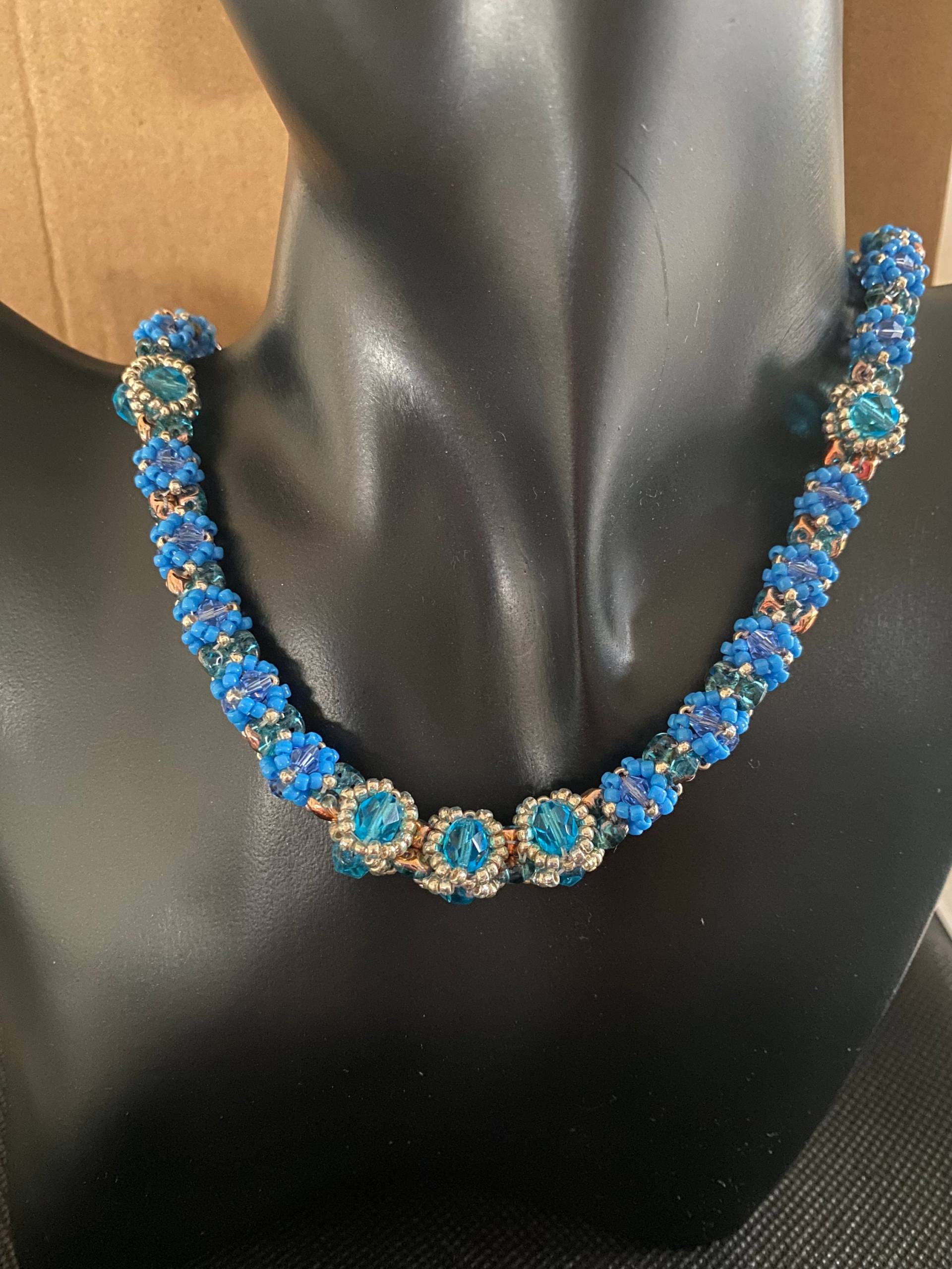 Handgewebte Blaue Kristallperlenkette von elegancebynams
