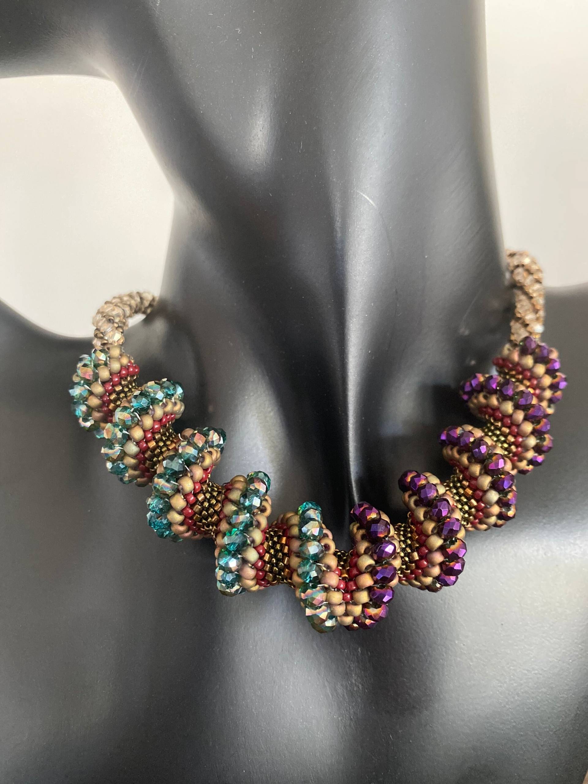 Handgewebte Cellini Spiralkette Kristall Bronze Perlenschmuck von elegancebynams