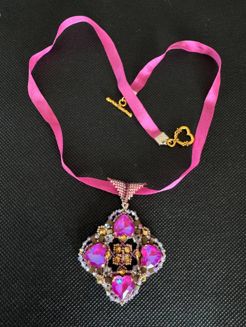 Handgefertigte Herz Kristall Perlen Anhänger Halskette Pink & Gold Stickerei Handgefertigte Herz Kristall Perlen Anhänger Halskette Pink & Gold Stickerei von elegancebynams