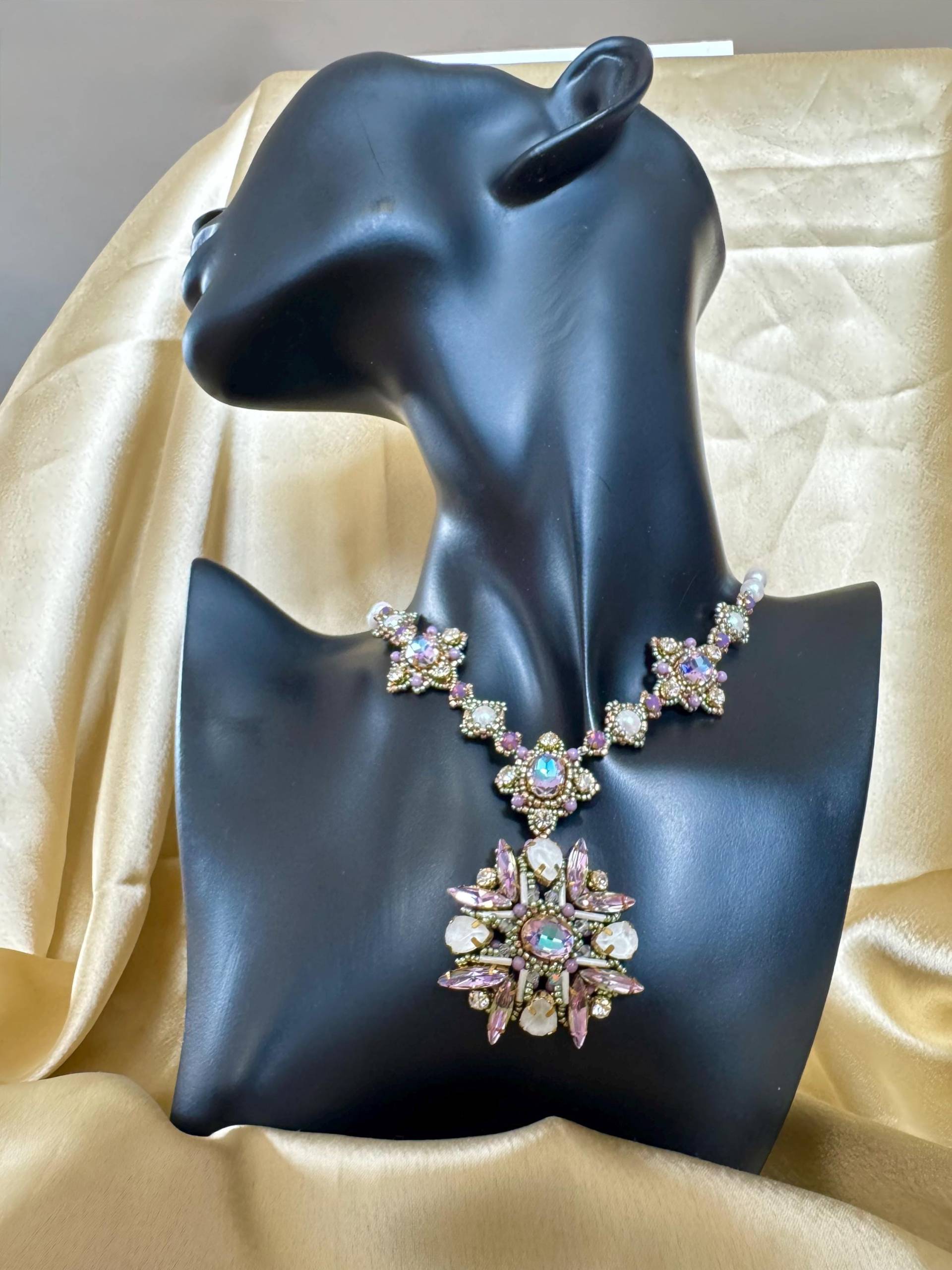 Handgefertigtes Vintage Perlen Kristall Schmuck Set Irisierende Lila Kette & Ohrringe von elegancebynams