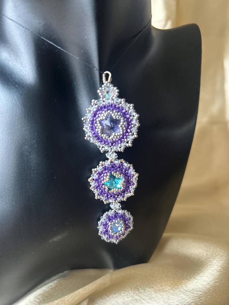 Handgemachte Lila Rivoli Anhänger Perlen Statement Schmuck Handgemachte Lila Rivoli Anhänger Perlen Statement Schmuck von elegancebynams