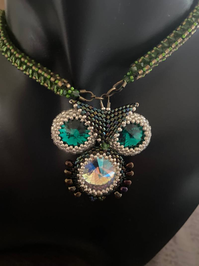 Handgemachte Perlen Eule Halskette Grüner Kristall Rivoli Anhänger Handgemachte Perlen Eule Halskette Grüner Kristall Rivoli Anhänger von elegancebynams
