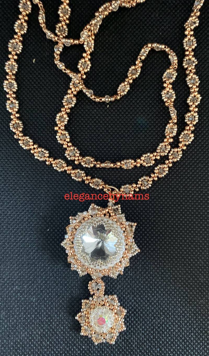 Handgewebte Perlenkette Rosegold Rivoli Anhänger Handgewebte Perlenkette Rosegold Rivoli Anhänger von elegancebynams