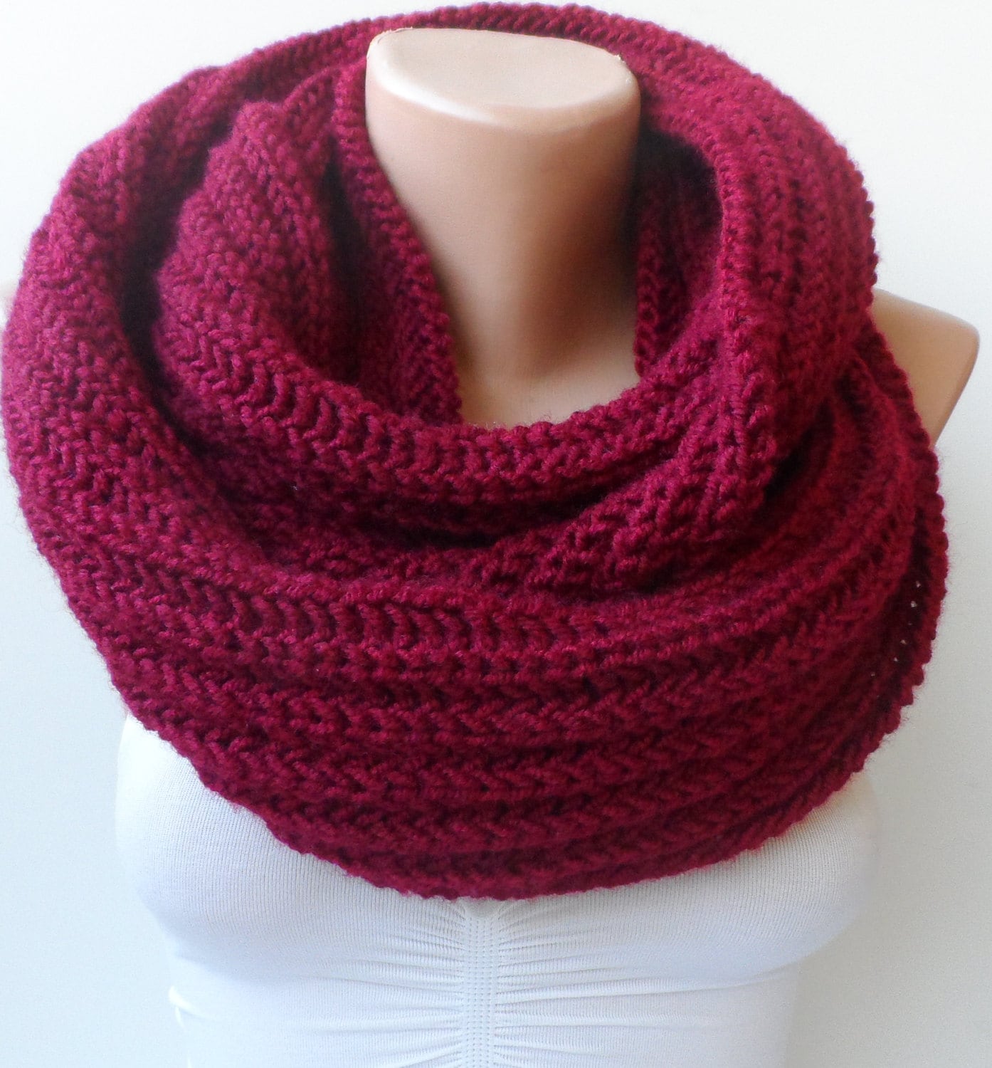 Burgundy Gestrickte Hauben Unisex Strick-Loop-Schal Handgemachte Unendlichkeit Halloween Mit Kapuze Eternity Circle Schal in Dunkelrot Winter von elegancescarf