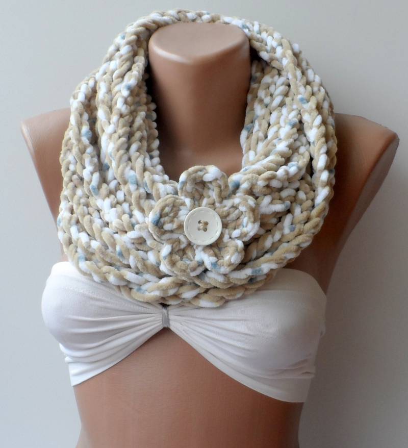 Creme Samt Häkelschal Chunky Flower Cowl von elegancescarf