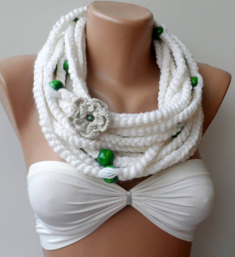 Gehäkelter Infinity Schal Aus Weißer Wollmischung Mit Holzperlen von elegancescarf