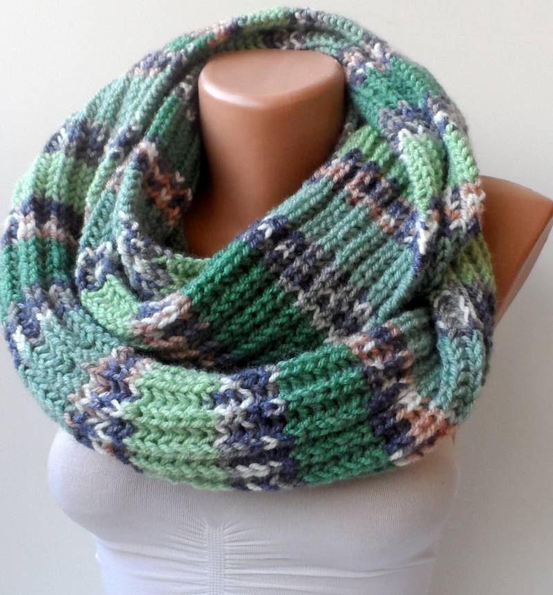 Gestrickter Grobstrick in Grüntönen Unisex Cowl Loop Schal Handarbeit Unendlichkeit Halloween Mit Kapuze Eternity Kreis Winter Muttertag Geschenke von elegancescarf