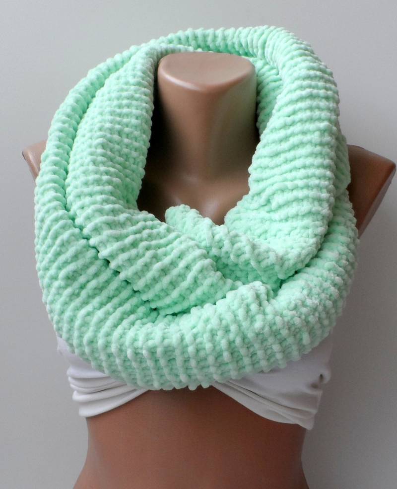 Handgefertigter Gestrickter Schal in Grün Weicher Warmer Wie Samt Kullerschal Chunky Eternity Gestrickter Schlauchschal Infinity Kreis von elegancescarf