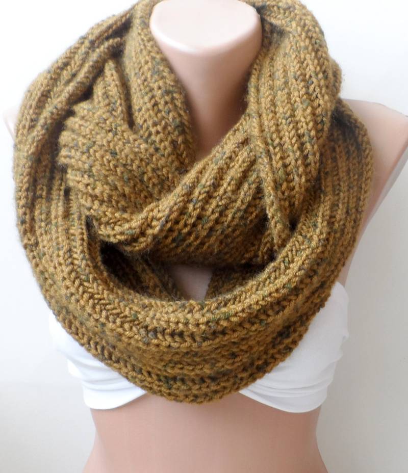 Herbst Winter Chunky Unisex Handmade Knit Cowl Kapuzen-Schal Gestrickte Loop Schal Infinity Wollschal Dunkel Gelb Weihnachtsgeschenk Goldrute von elegancescarf