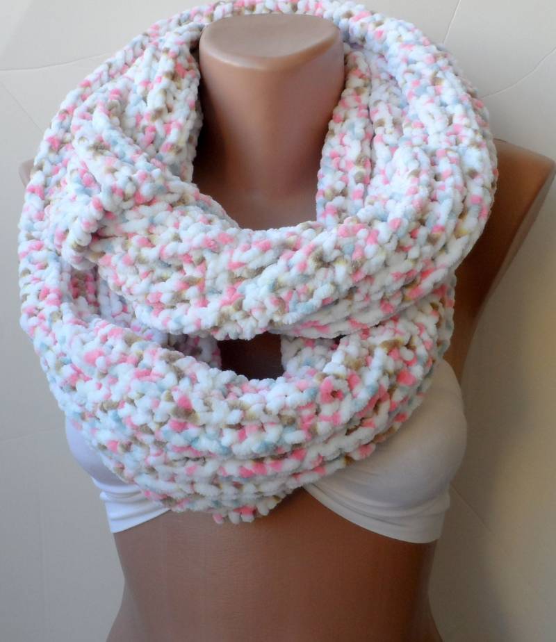 Weißer Gestrickter Infinity Schal Mit Weicher Samt Schleife von elegancescarf