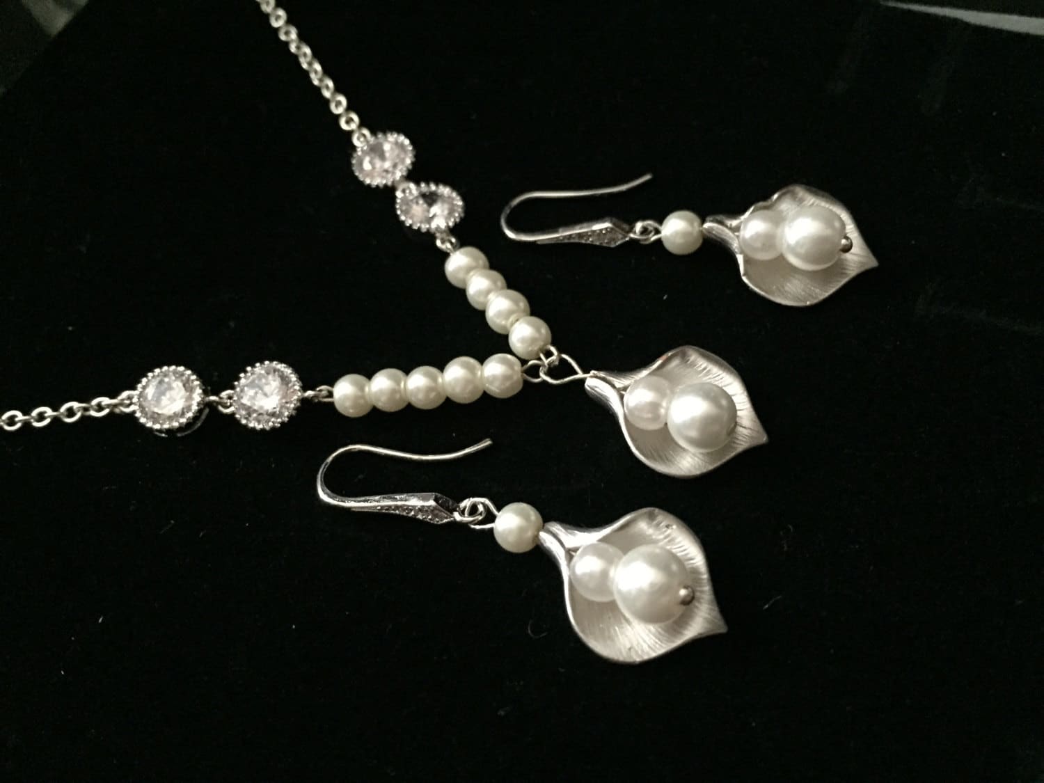 Calla Lilly Halskette, Lilie Gold Mama Oma Geschenk, Erste Personalisieren Halskette Calla Lilly Halskette, Lilie Gold Mama Oma Geschenk, Erste Personalisieren Halskette von elegantjewelry12