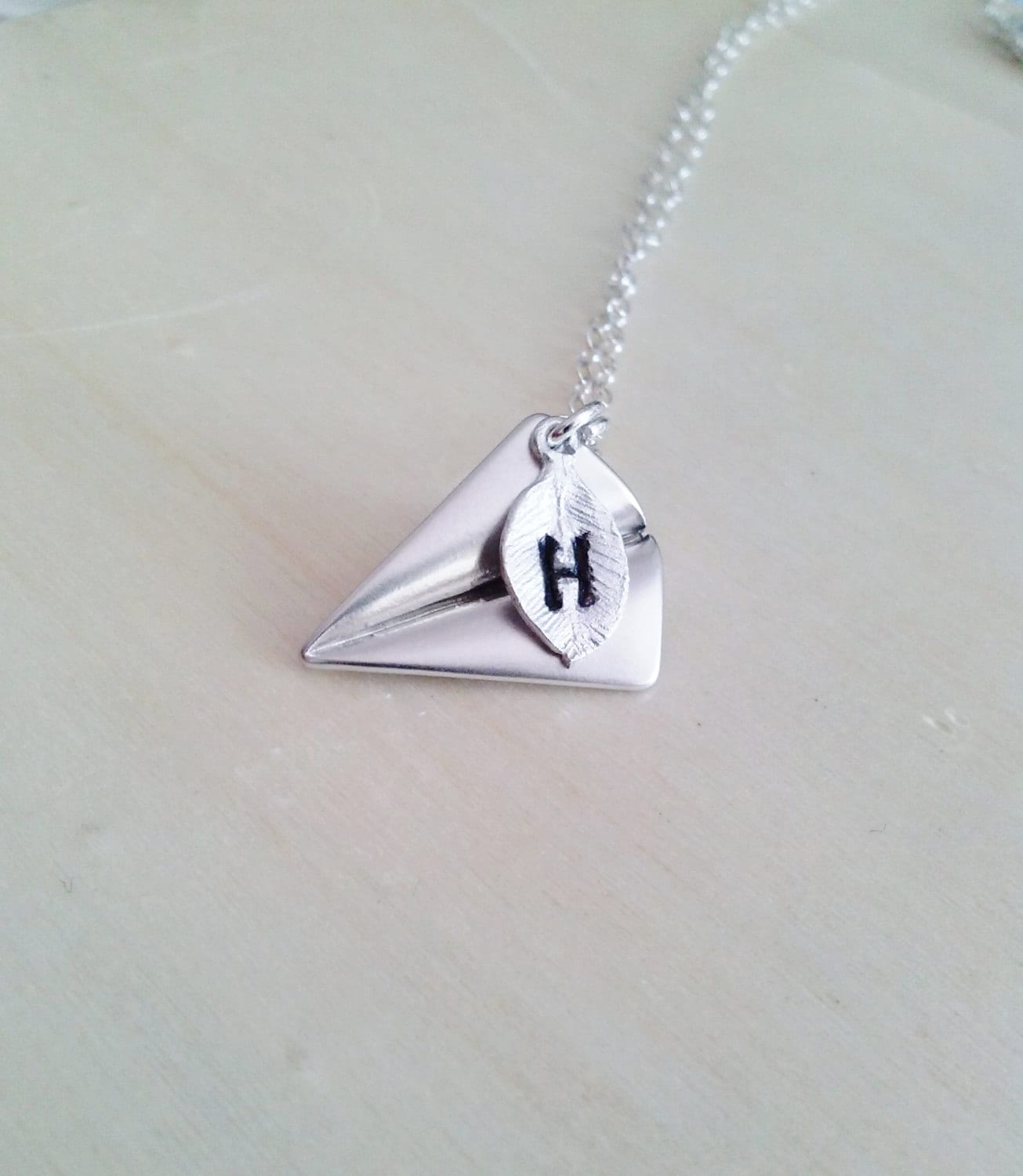 Erste Halskette, Personalisieren Papier Flugzeug Silber Origami Flugzeug, 3D Gold Erste Halskette, Personalisieren Papier Flugzeug Silber Origami Flugzeug, 3D Gold von elegantjewelry12