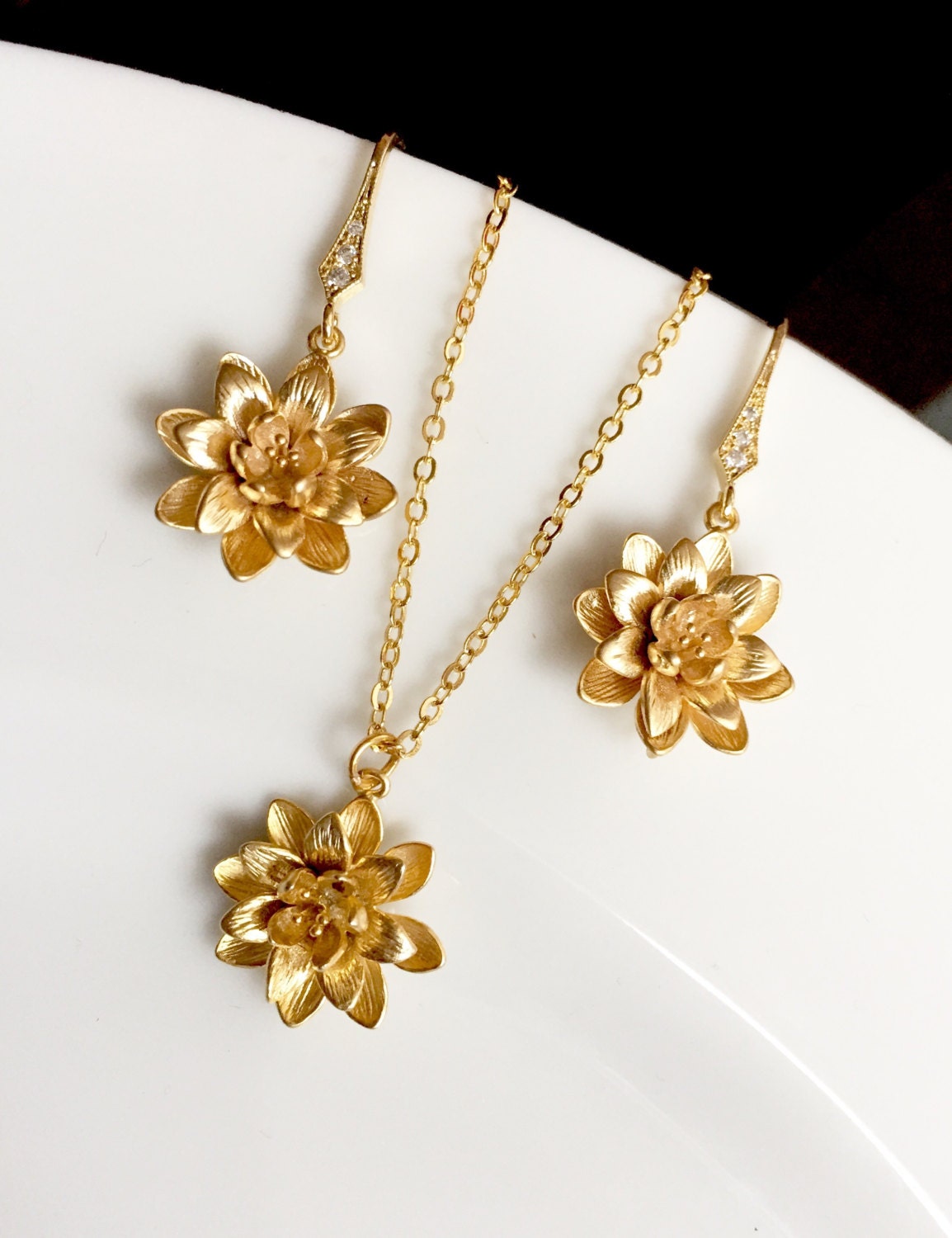 Gold Lotus Blume Perlen Schmuckset, Blumen Schmuckset, Frühling Natur Schmuck Muttertag Geschenk Für Mama Sie Gold Lotus Blume Perlen Schmuckset, Blumen Schmuckset, Frühling Natur Schmuck Muttertag Geschenk Für Mama Sie von elegantjewelry12
