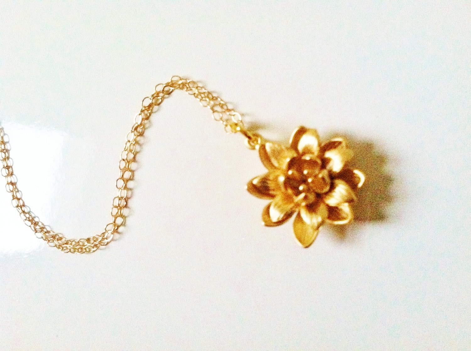 Gold Lotusblüte Halskette, Gold Blume Mama Schwester Tochter Geschenk, Geburtstagsgeschenk, Beste Freundin Geschenk Gold Lotusblüte Halskette, Gold Blume Mama Schwester Tochter Geschenk, Geburtstagsgeschenk, Beste Freundin Geschenk von elegantjewelry12