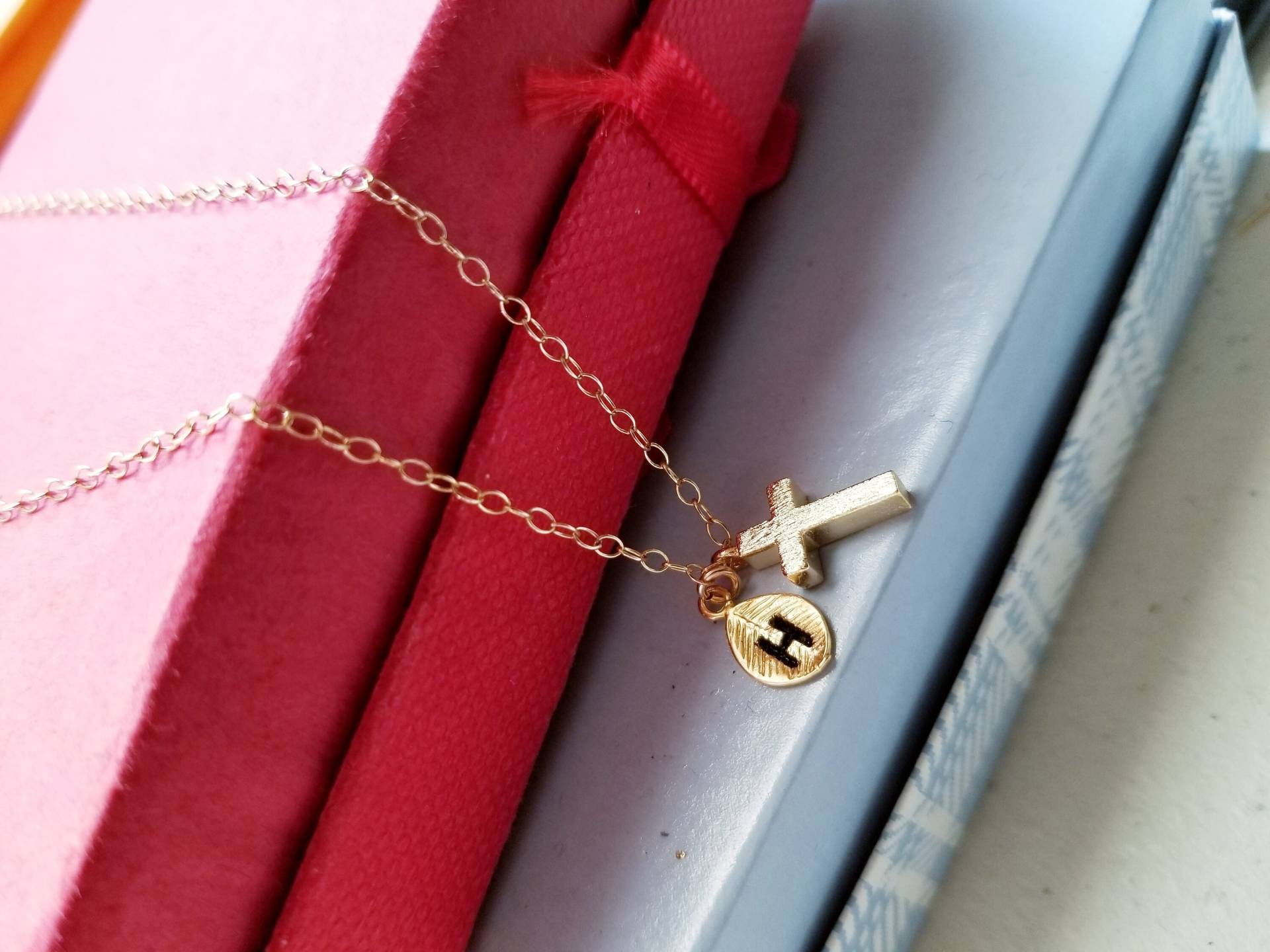 Kreuz Halskette, Personalisierte Erste Blatt Gold, Weihnachtsgeschenk Für Mama Großmutter Lehrer Frau, Religiösen Schmuck, Halskette Kreuz Halskette, Personalisierte Erste Blatt Gold, Weihnachtsgeschenk Für Mama Großmutter Lehrer Frau, Religiösen Schmuck, Halskette von elegantjewelry12