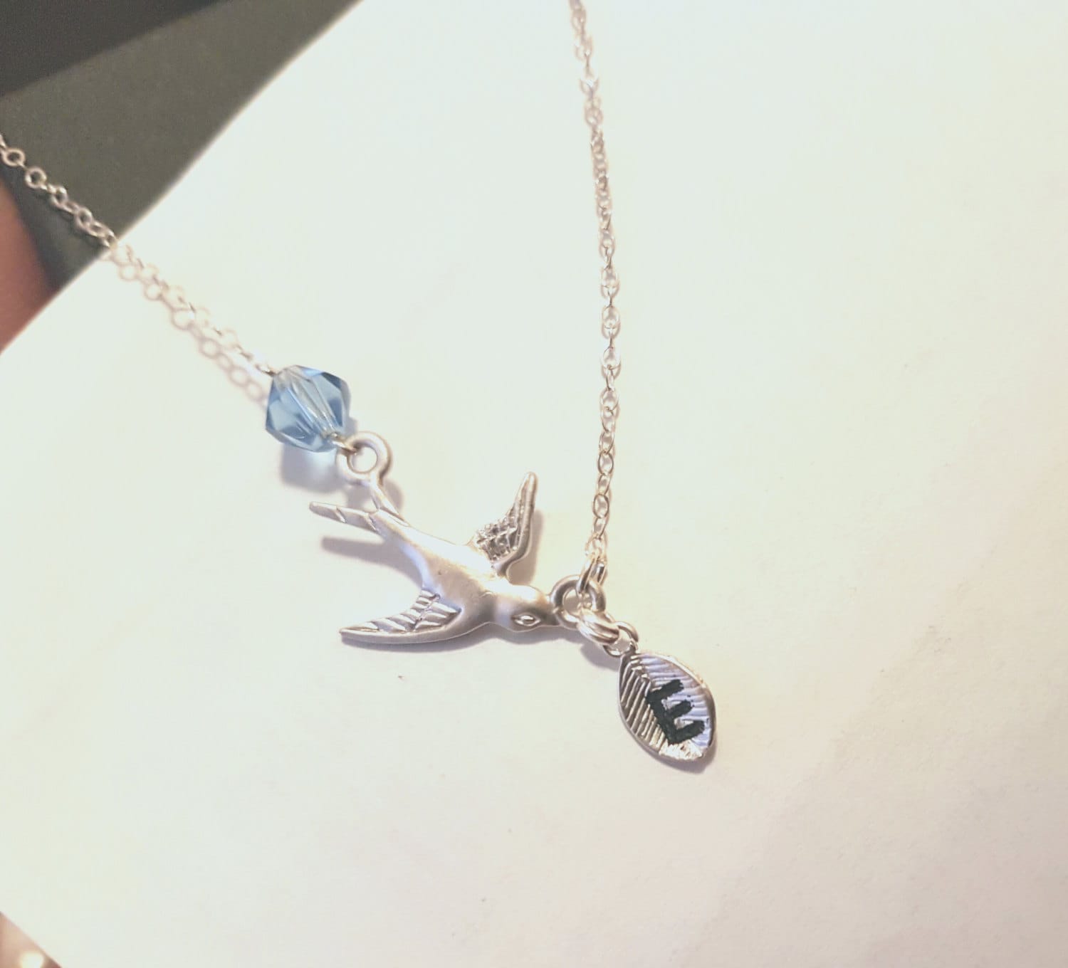 Personalisierte Vogel Halskette, Personalisierte Erste Silber Blatt Taube Buchstabe E Von Hand Gestempelt Halskette Personalisierte Vogel Halskette, Personalisierte Erste Silber Blatt Taube Buchstabe E Von Hand Gestempelt Halskette von elegantjewelry12