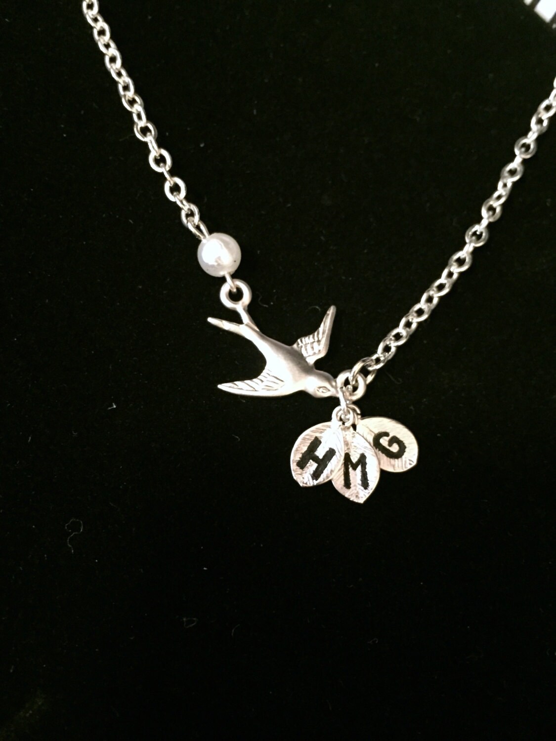 Taube Halskette Silber Fliegenvogel Halskette, Drei Personalisierte Erste Blatt Familie Vogel Perle Taube Halskette Silber Fliegenvogel Halskette, Drei Personalisierte Erste Blatt Familie Vogel Perle von elegantjewelry12