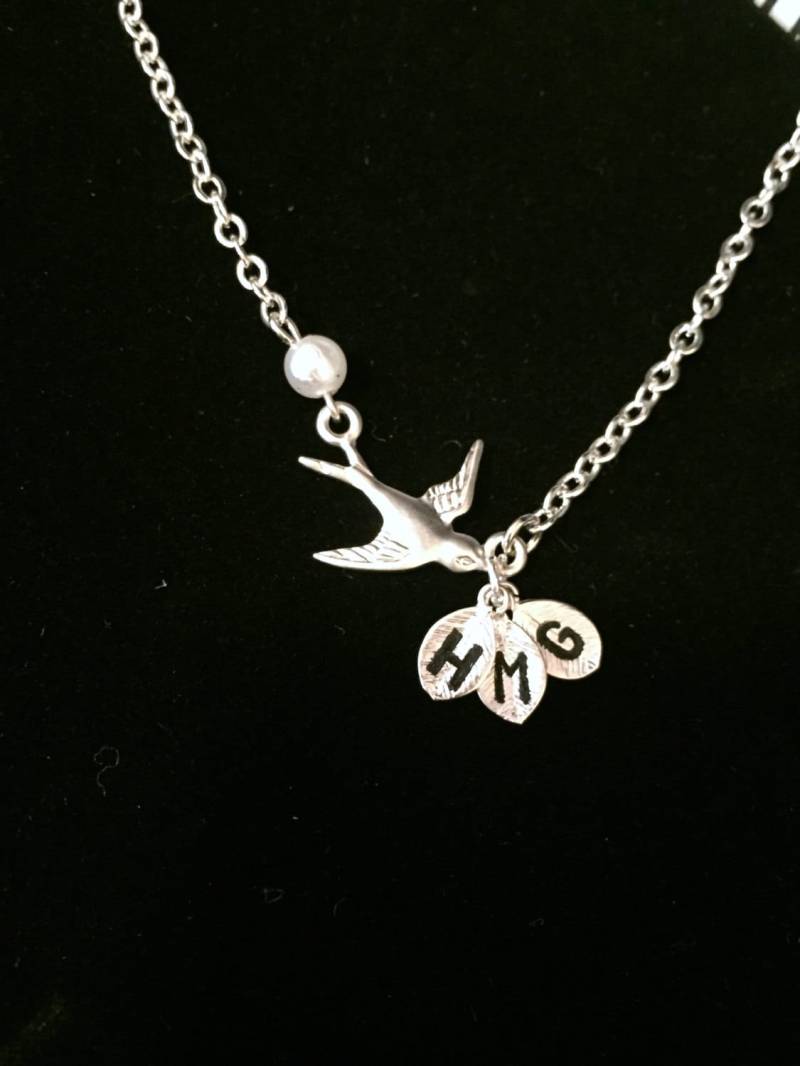 Taube Halskette Silber Fliegenvogel Halskette, Drei Personalisierte Erste Blatt Familie Vogel Perle Taube Halskette Silber Fliegenvogel Halskette, Drei Personalisierte Erste Blatt Familie Vogel Perle von elegantjewelry12