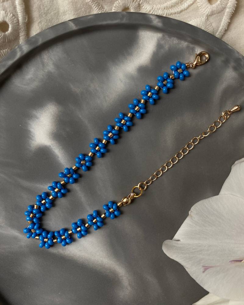 Blaues Blumenarmband Mit Verlängerung/ Bohoarmband-Hippie /Perlenarmband Aus Blauen Und Goldenen Perlen von eleonoragutjahr
