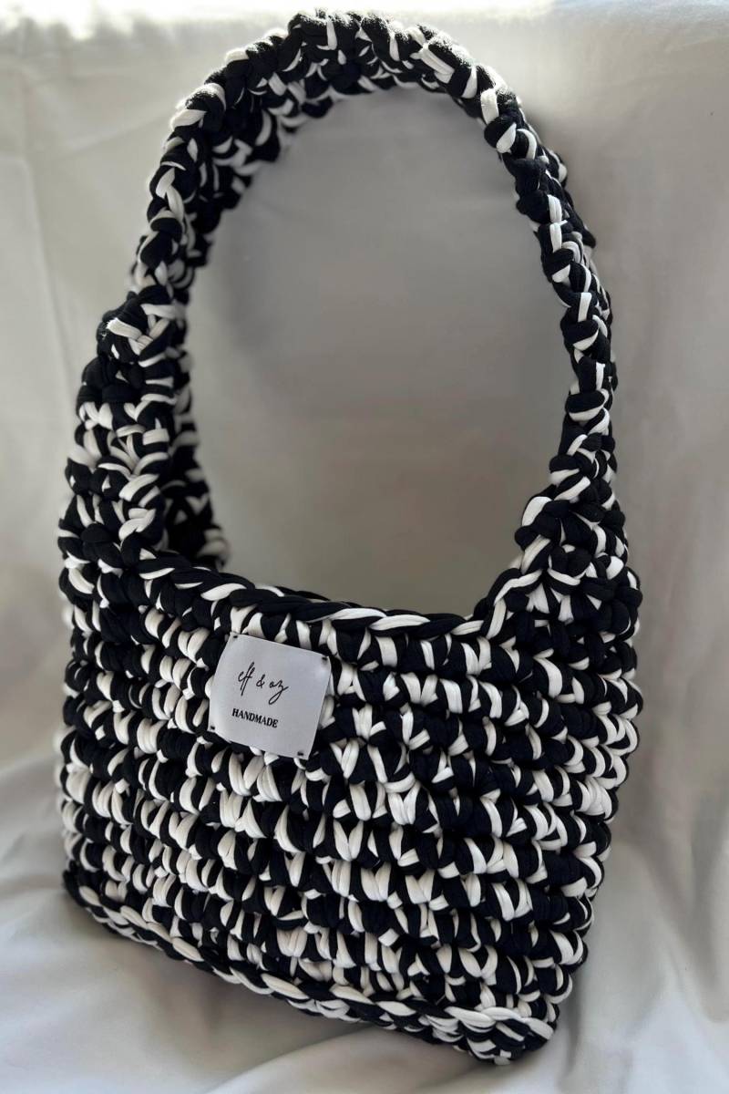 Gehäkelte Schultertasche, Shoulder Bag, Handtasche, Crochet, Weiß, Schwarz, Chunky, Handmade, Recyceltes T-Shirt Garn Gehäkelte Schultertasche, Shoulder Bag, Handtasche, Crochet, Weiß, Schwarz, Chunky, Handmade, Recyceltes T-Shirt Garn von elfandoz