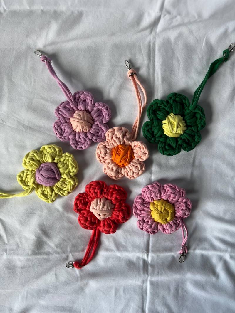 Gehäkelter Anhänger, Schlüsselanhänger, Taschenanhänger, Blume, Crochet, Bunt, Recyceltes Garn von elfandoz