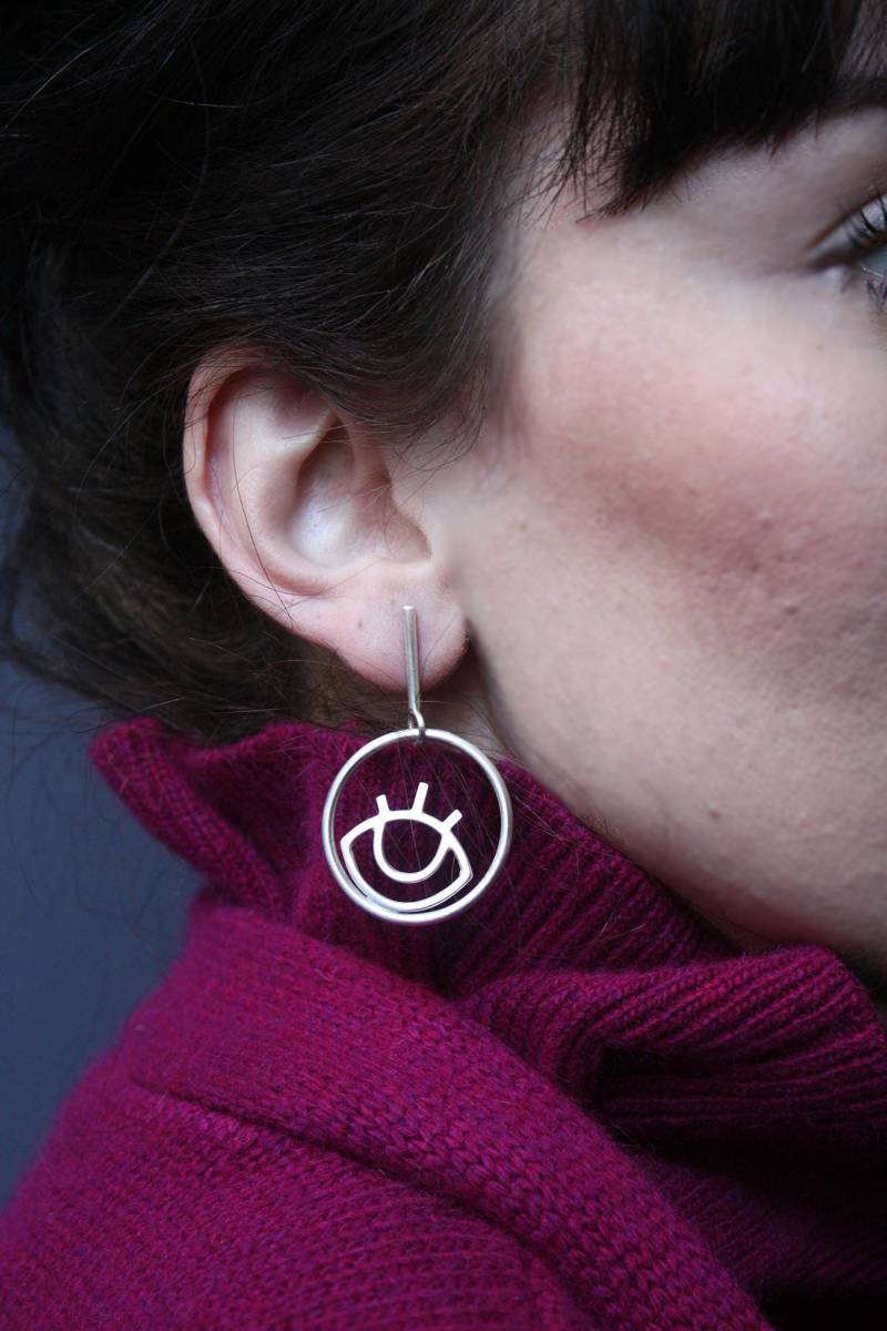 Auge in Einer Hoop Ohrringe, Sterling Silberschmuck, Moderne Kreis Grafik von elifus