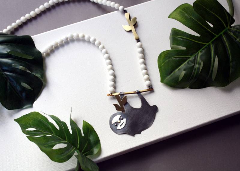 Faultier Halskette, Sterling Silber Und Messing Schmuck, Große Hängende Mit Weißen Perlen, Bestes Geschenk Für Faultier-Liebhaber, Süße Tiere Faultier Halskette, Sterling Silber Und Messing Schmuck, Große Hängende Mit Weißen Perlen, Bestes Geschenk Für Faultier-Liebhaber, Süße Tiere von elifus