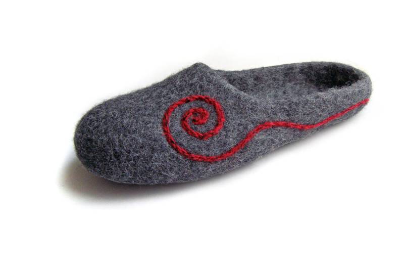 Filzhausschuhe Frauen, Eco Familien Clogs Valenki, Gemütliche Hausschuhe Grau Mit Rotem Ornament, Gummi - Oder Latexsohlen Filzhausschuhe Frauen, Eco Familien Clogs Valenki, Gemütliche Hausschuhe Grau Mit Rotem Ornament, Gummi - Oder Latexsohlen von elijana