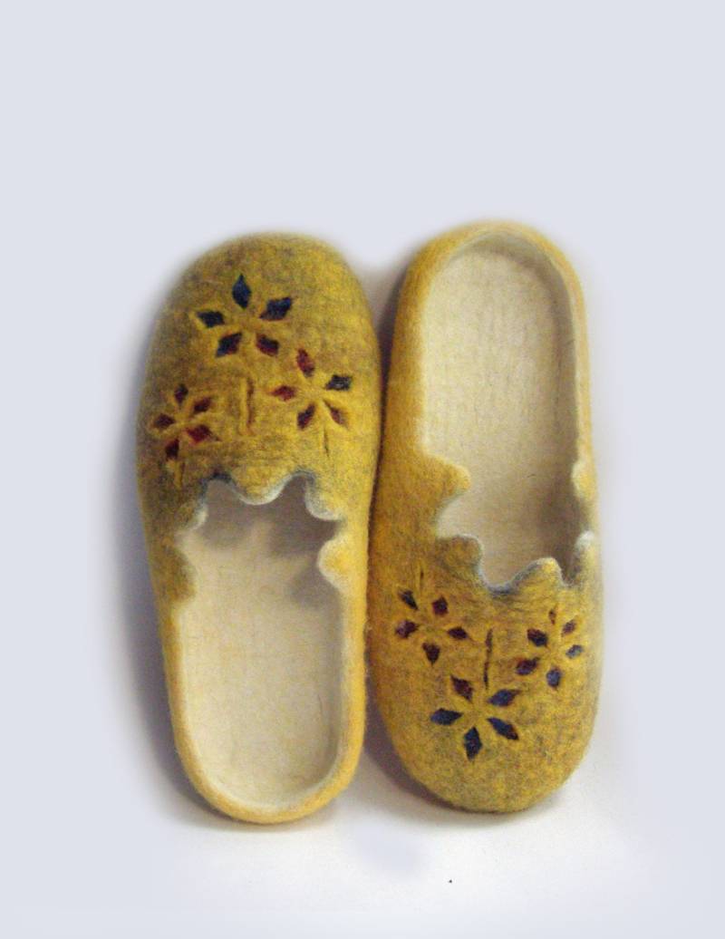 Filzhausschuhe Frauen Mit Blumen Design, Gefilzte Wolle Hausschuhe, Eco Familie Clogs Valenki, Hausschuhe Gelb Weiß, Einweihungsgeschenk von elijana