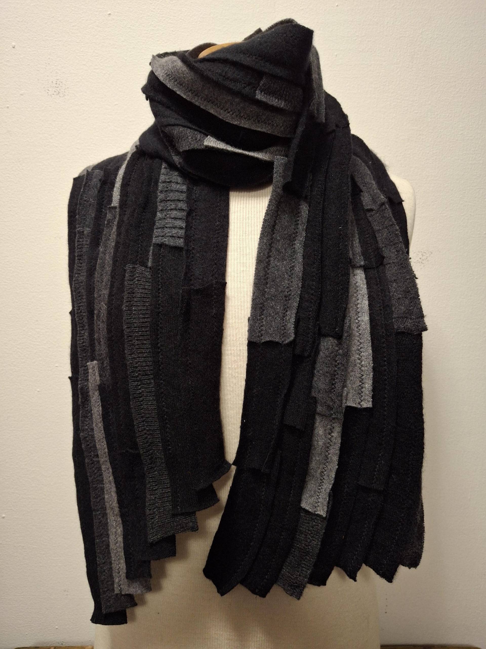 Kaschmirschal, Unisex, Recyclingmaterial, Upcycled, Schwarz - Und Grautöne, Kostenloser Versand in Den Usa Kaschmirschal, Unisex, Recyclingmaterial, Upcycled, Schwarz - Und Grautöne, Kostenloser Versand in Den Usa von elinadavenport