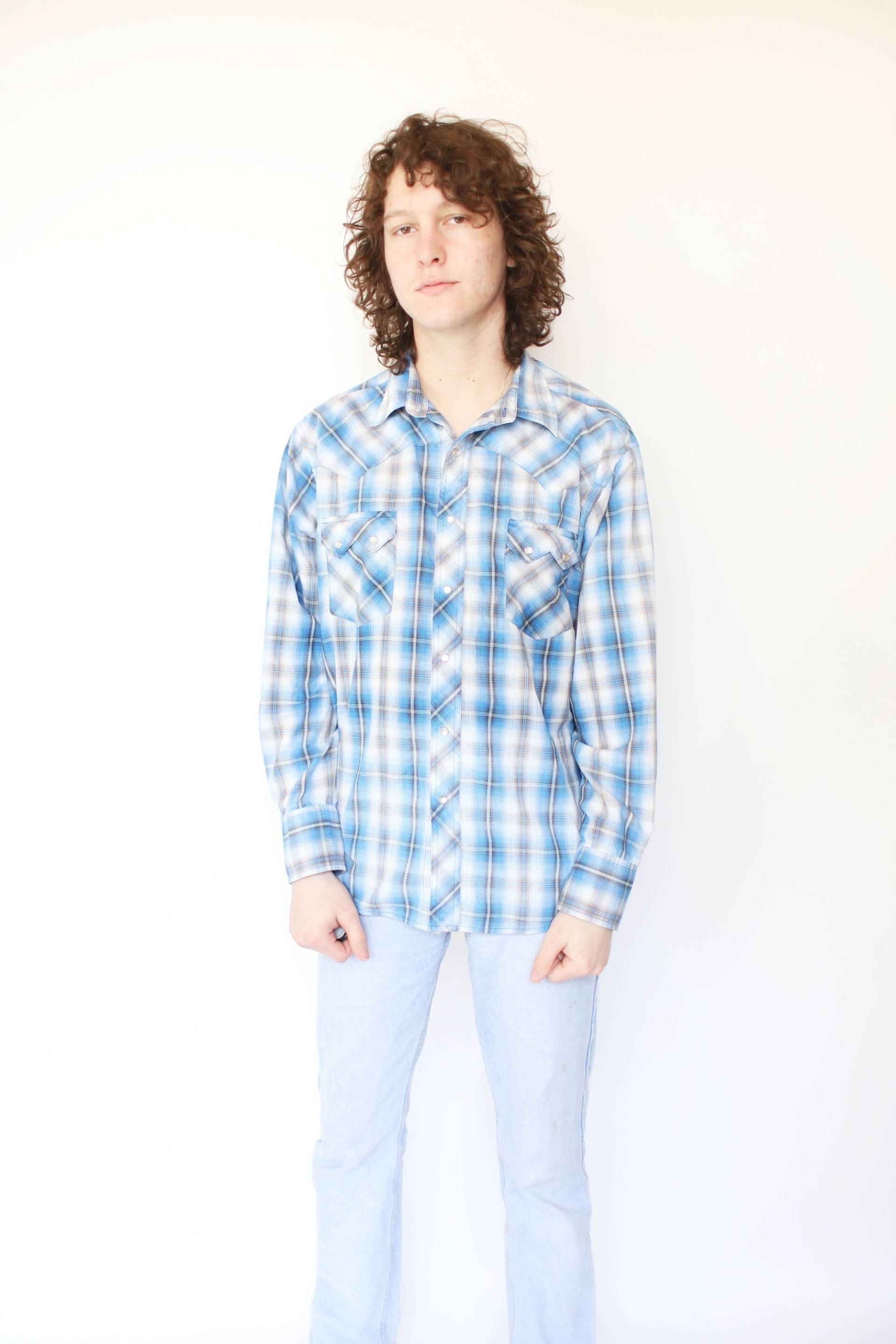 Vintage Wrangler Kariertes Westernhemd Blaues Perlen-Snap-Oxfordhemd von elizamoonbeamvintage