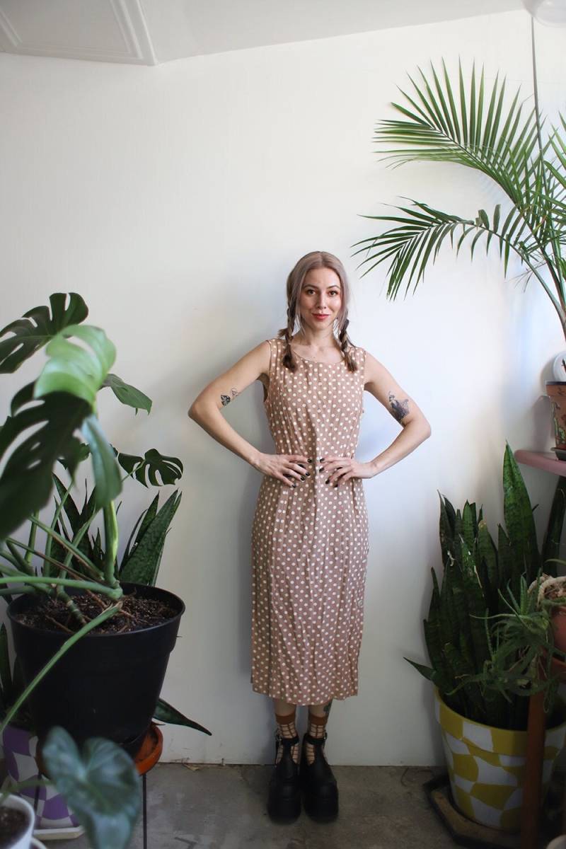 Vintage 1990Er Jahre Taupebeige Gepunktetes Kleid/Ärmellos von elizamoonbeamvintage