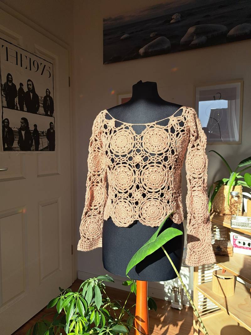 Häkeloberteil in Spitzenmuster | Oberteil Gehäkelt Aus Einzelnen Patches Rosa Sommertop 70Er von ellearchive