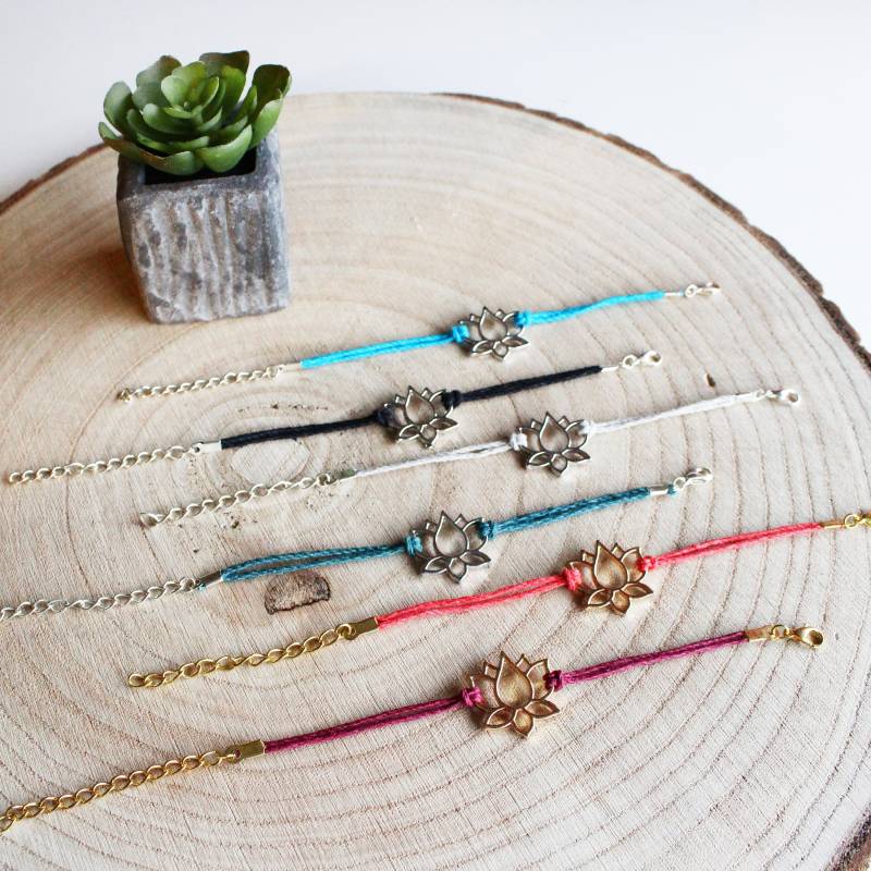 Handgefertigtes Silbernes Lotusblumen-Damenarmband Aus Natürlichem Hanf Handgefertigtes Silbernes Lotusblumen-Damenarmband Aus Natürlichem Hanf von elleetplume