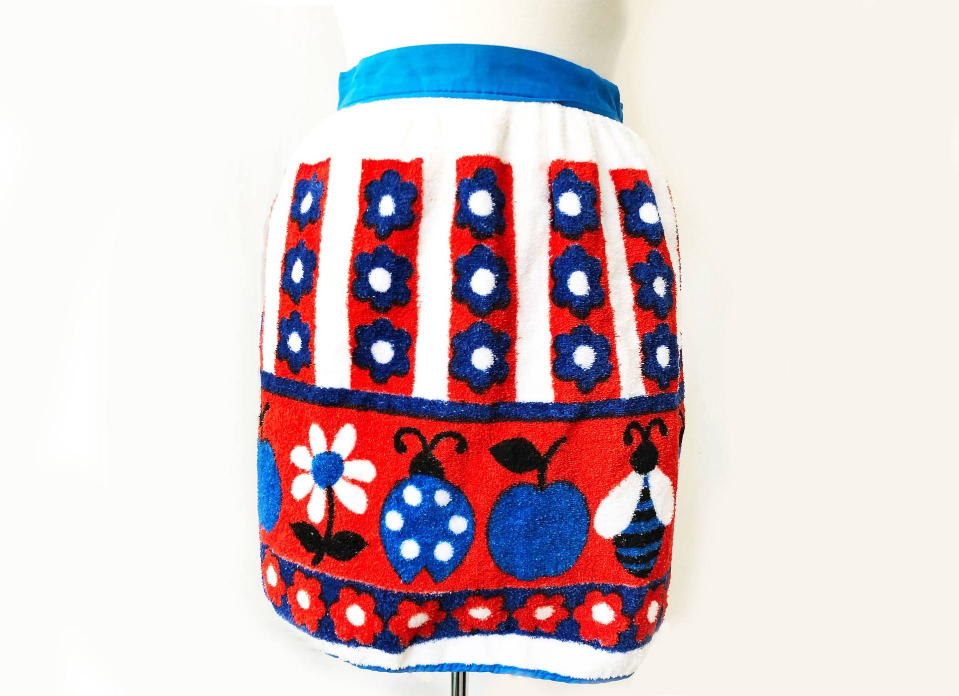Mod Frottee Schürze Mit Volkskunstdruck Gänseblümchen, Apfel, Marienkäfer in Rot Weiß Und Blau Mod Frottee Schürze Mit Volkskunstdruck Gänseblümchen, Apfel, Marienkäfer in Rot Weiß Und Blau von ellepresidente
