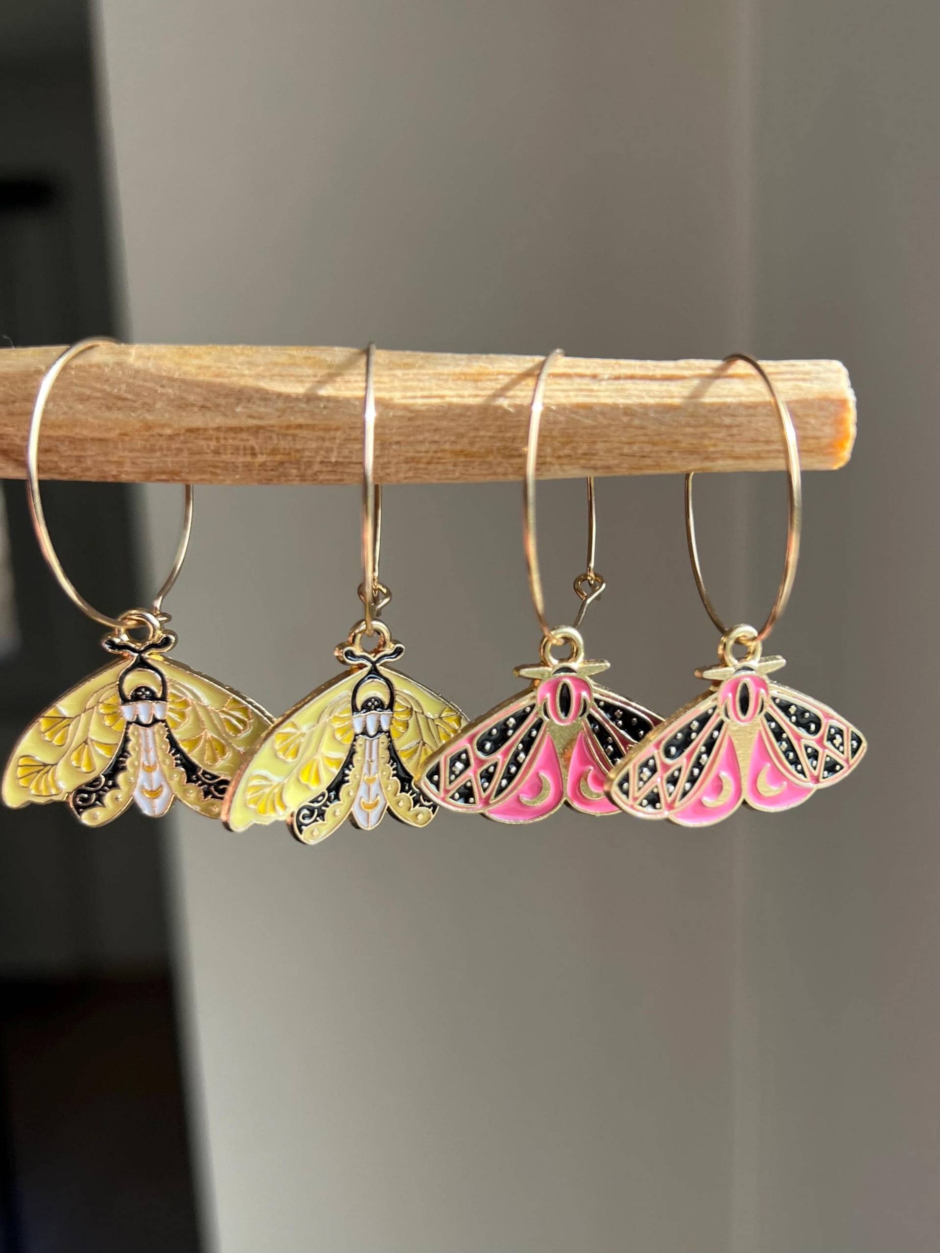 Creolen in Gold Magisch Fairy Nachtfalter Schmetterling Charm Gelb Und Rosa Night von ellsandemms