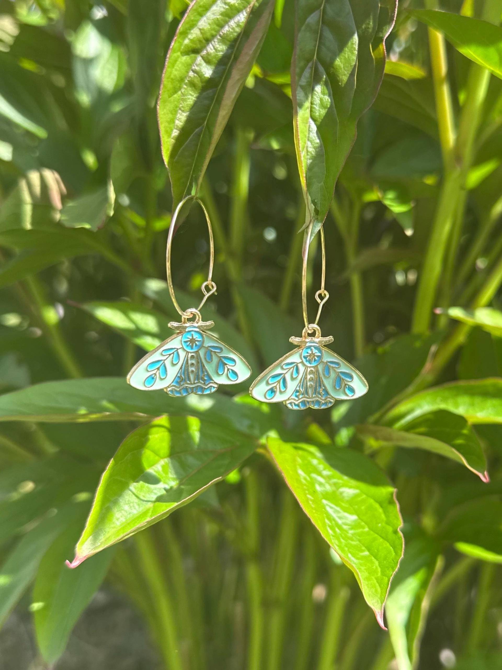 Creolen in Gold Mit Hellgrünem Blauen Charm Schmetterling Nachtfalter Magical Fairy von ellsandemms