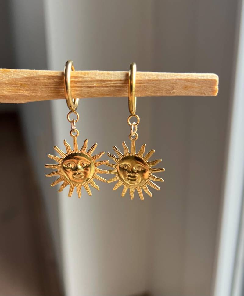 Creolen in Gold Mit Sonnen Charm Summer Jewelry von ellsandemms