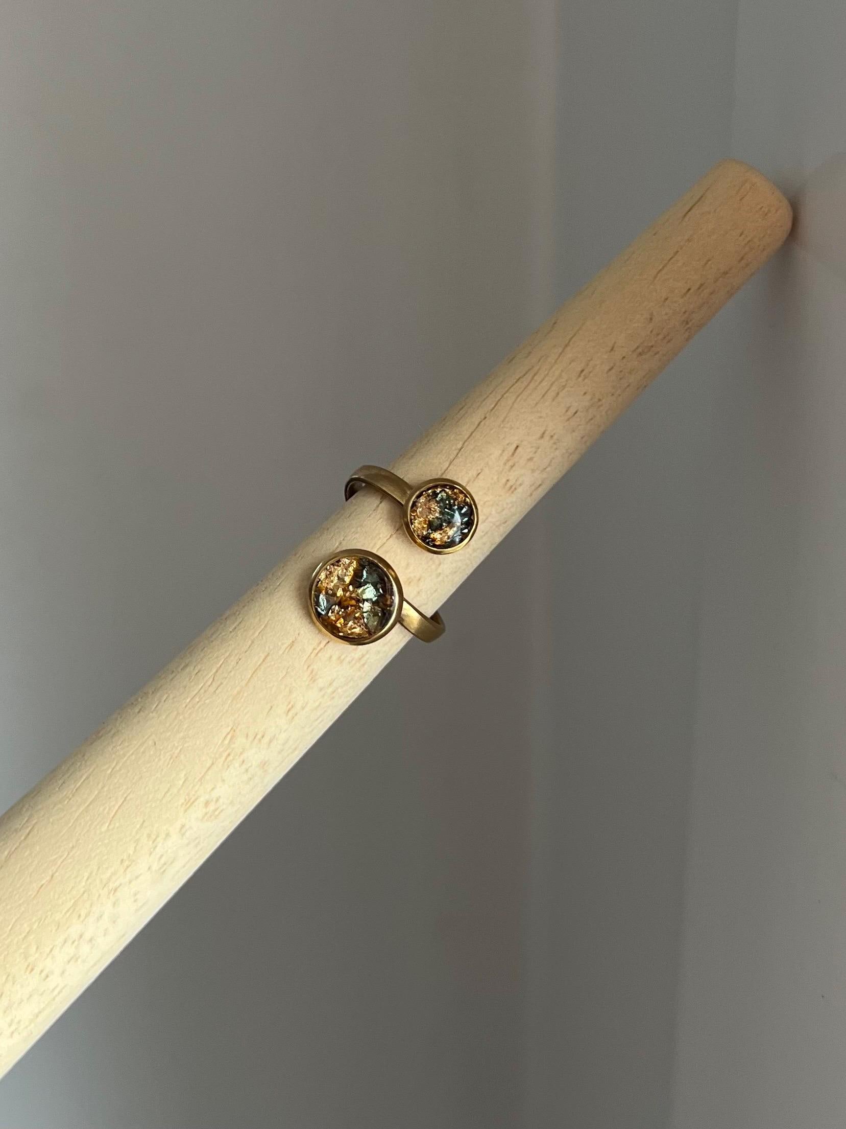 Doppelring in Goldener Edelstahlfassung Und Schimmerndem Blattgold Gold Grün Epoxidharz Größenverstellbar von ellsandemms